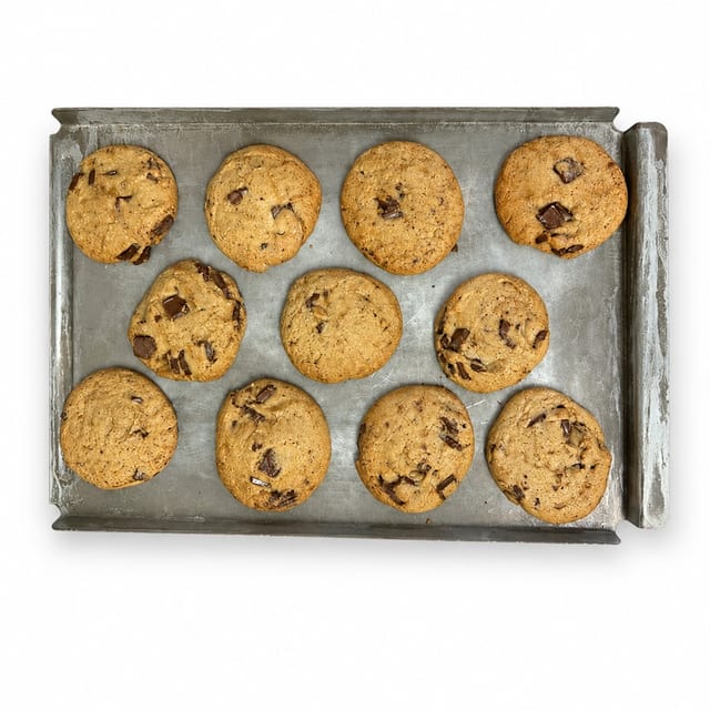 (6 PCS) PARTY PACK SIZE CHOCOLATE CHIP COOKIES.