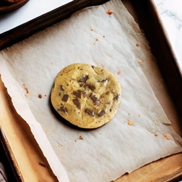 (1 PC) FRESHLY BAKED CHOCOLATE CHIP COOKIE.